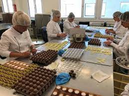 Se solicita Empacadores de Chocolate en Fábricas | Postula aqui.
